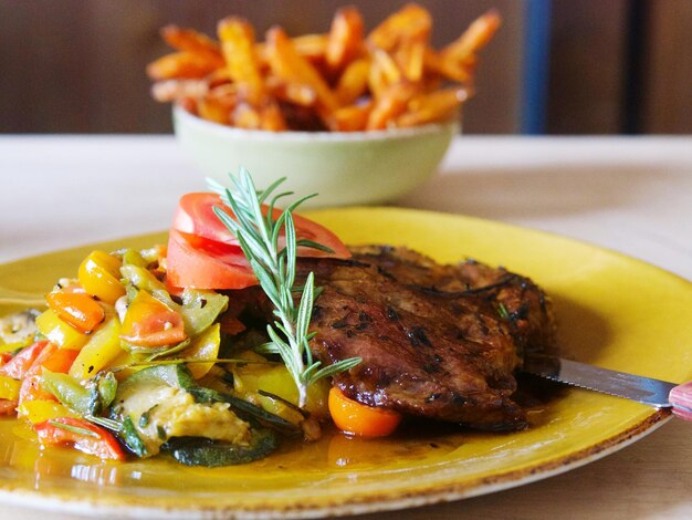 Foto primer plano de la comida servida en el plato