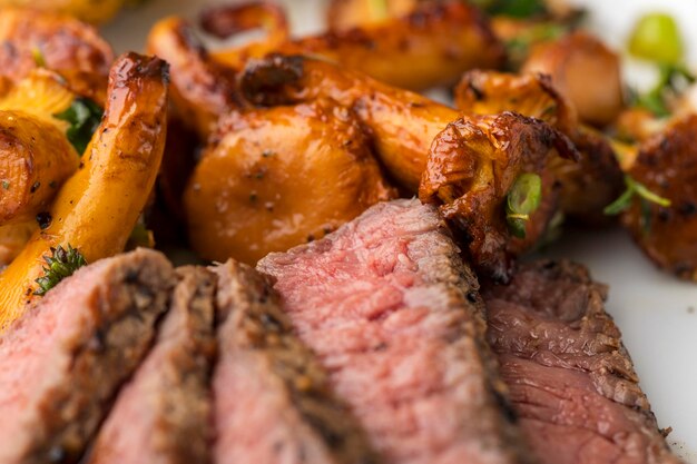 Foto primer plano de la comida servida en el plato