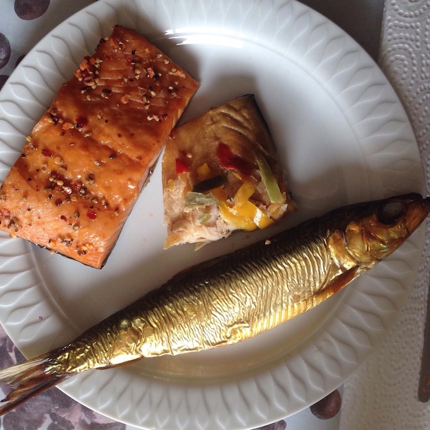 Primer plano de la comida servida en el plato