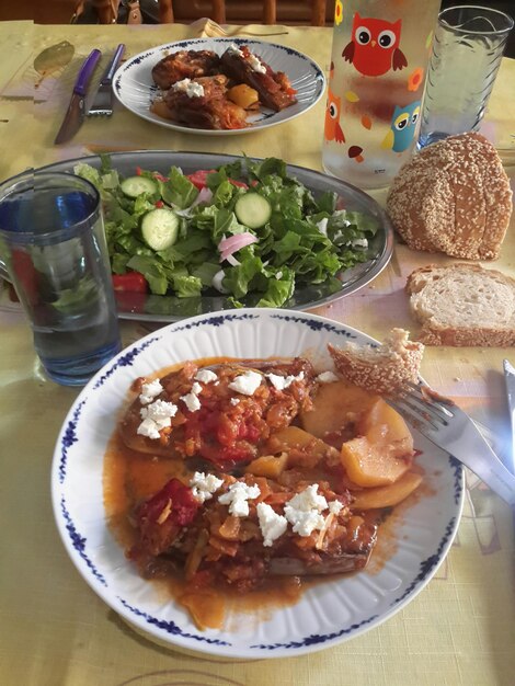 Foto primer plano de la comida servida en el plato