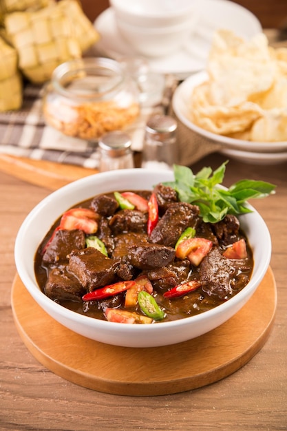 Primer plano de la comida servida en el plato