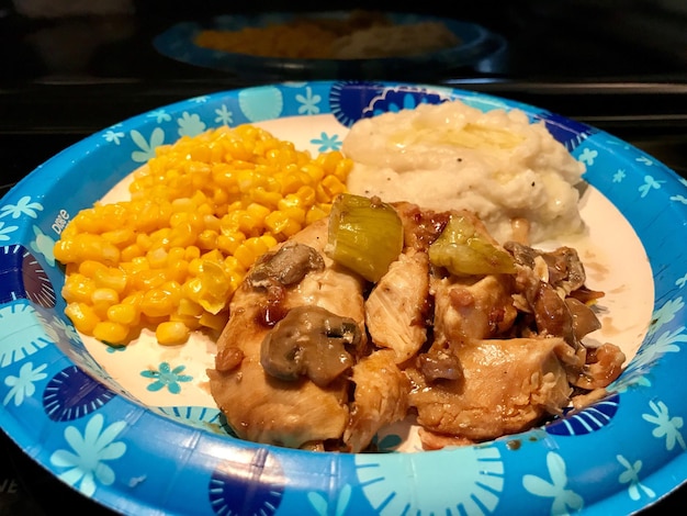 Primer plano de la comida servida en el plato