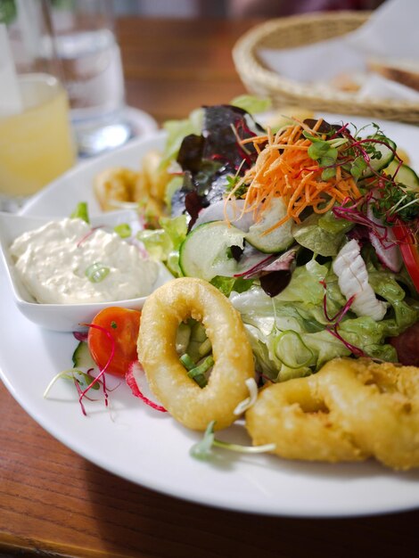 Primer plano de la comida servida en el plato