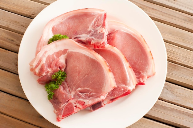 Primer plano de la comida servida en el plato