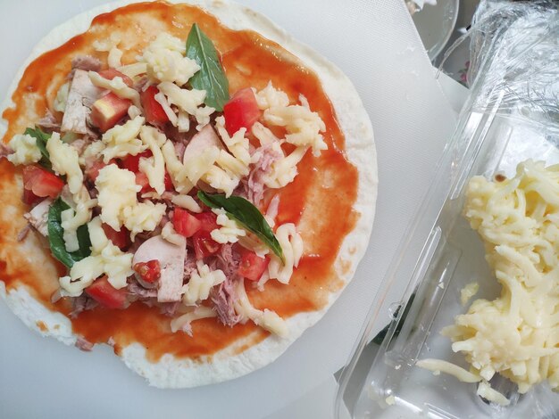 Primer plano de la comida servida en el plato