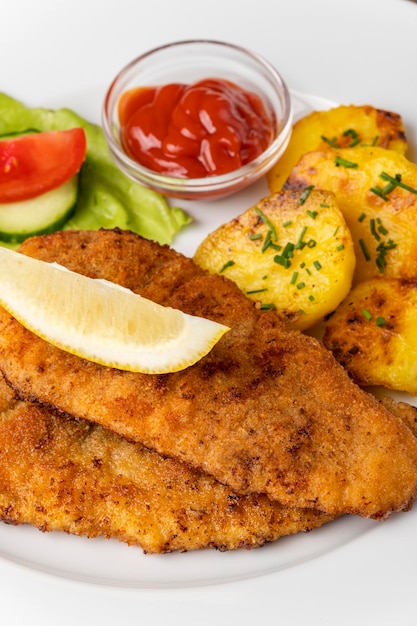 Foto primer plano de la comida servida en el plato