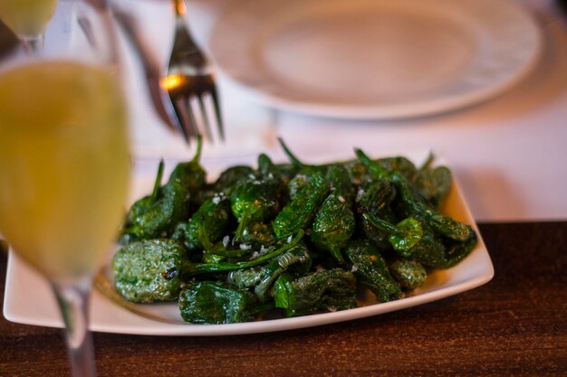 Foto primer plano de la comida servida en el plato