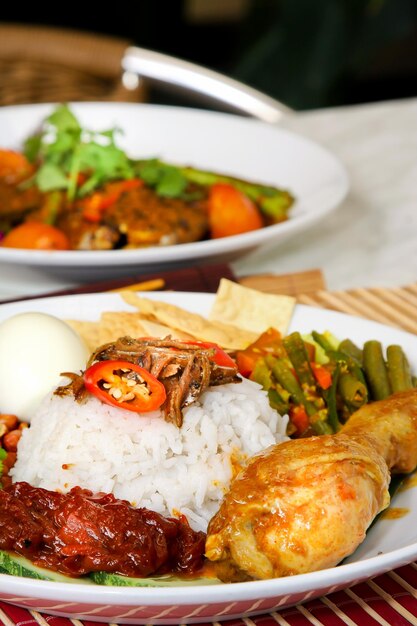 Foto primer plano de la comida servida en el plato