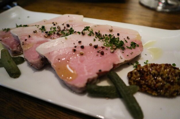 Primer plano de la comida servida en el plato