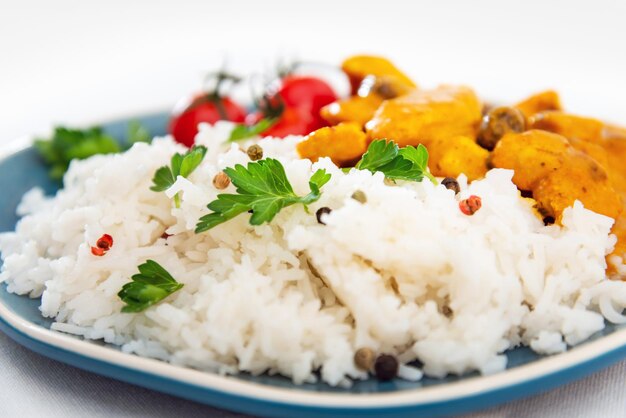 Foto primer plano de la comida servida en el plato