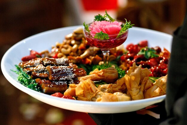 Foto primer plano de la comida servida en el plato