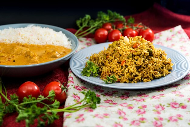 Foto primer plano de la comida servida en platos en la mesa