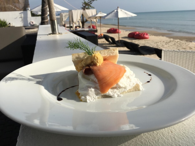 Un primer plano de la comida servida en la playa.