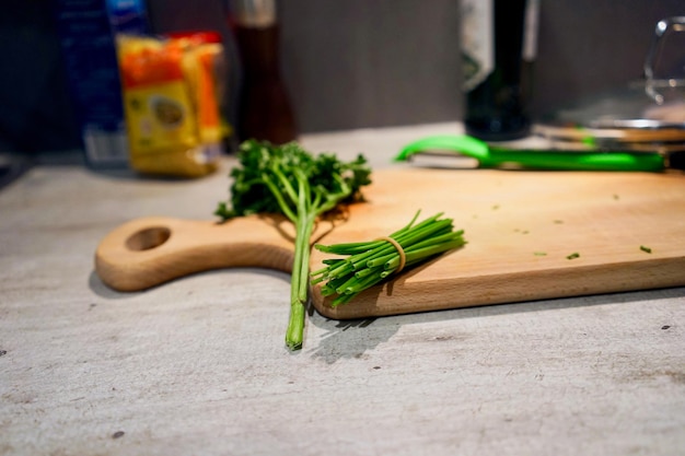 Primer plano de comida en la tabla de cortar