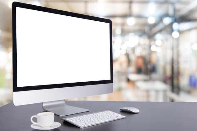 Primer plano de una computadora de escritorio en blanco en la mesa