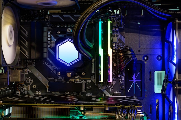 Primer plano de una computadora de escritorio personalizada de alto rendimiento con bomba de enfriamiento en el procesador de la CPU