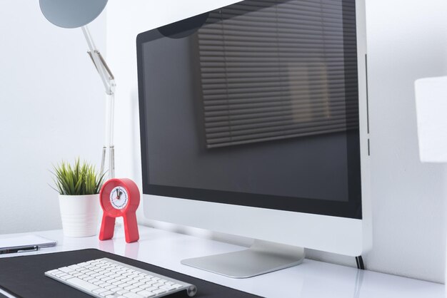 Primer plano de la computadora en la mesa