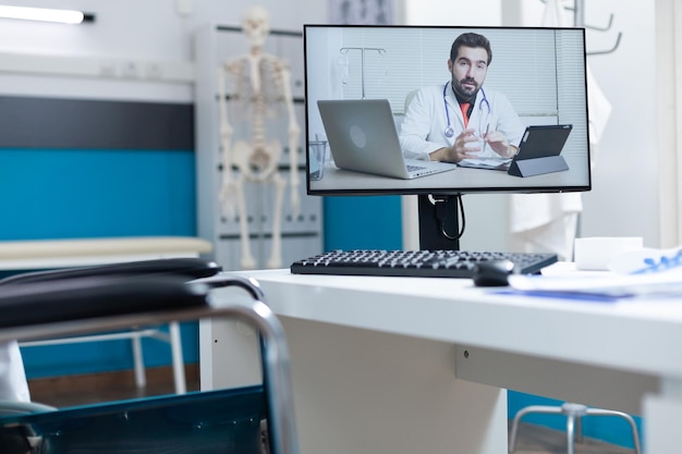 Foto primer plano de la computadora en la mesa