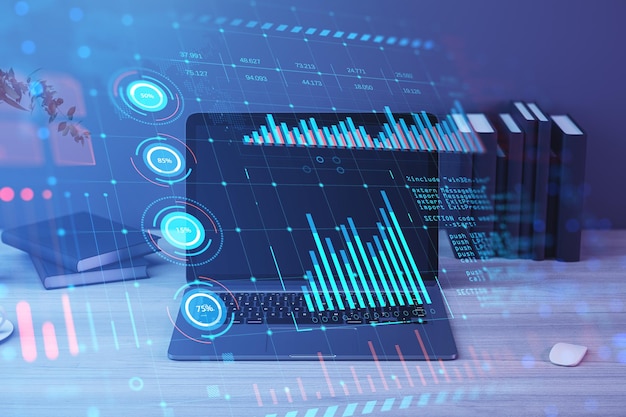 Primer plano de la computadora portátil en el escritorio de la oficina con gráficos de negocios de interfaz digital brillante y lenguaje de codificación Concepto de futuro y ciberespacio Doble exposición