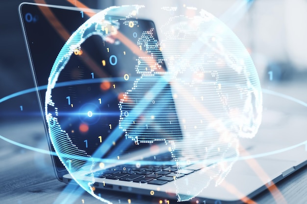 Primer plano de la computadora portátil con esfera de globo abstracto con codificación y red poligonal sobre fondo borroso Tecnología futura y concepto de mundo digital Doble exposición