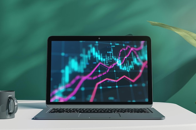 Primer plano de la computadora portátil con gráfico de divisas en la pantalla en el lugar de trabajo de la oficina con planta de taza de café y fondo de pared de pizarra Finanzas de mercado y concepto de comercio en línea Representación 3D