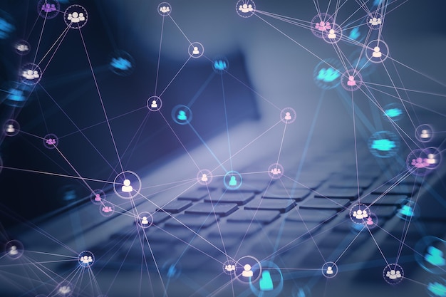 Primer plano de una computadora portátil con iconos de equipo de personas digitales conectados sobre un fondo morado oscuro y borroso Red digital comunidad en línea y concepto de redes sociales Doble exposición
