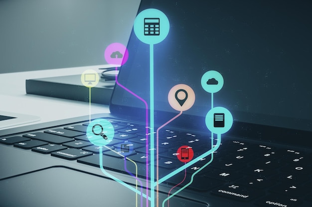 Primer plano de una computadora portátil con una interfaz de medios brillante sobre un fondo borroso Concepto de medios sociales y comunicación Doble exposición