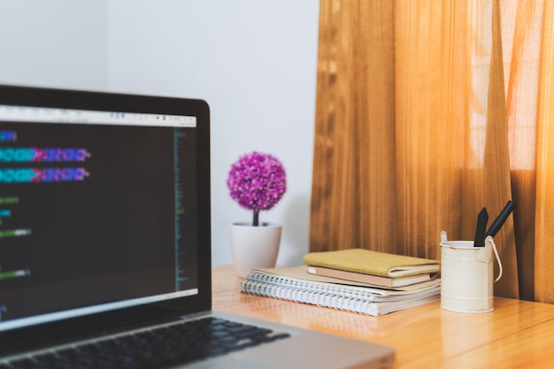Primer plano de la computadora portátil y los libros en una mesa de madera