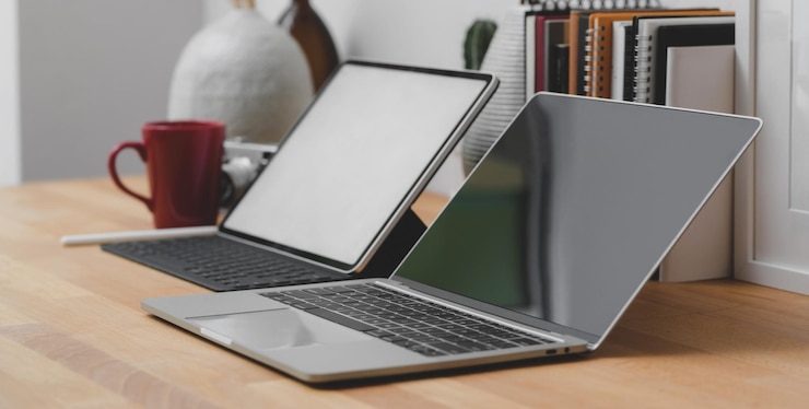 Foto primer plano de la computadora portátil en la mesa en casa