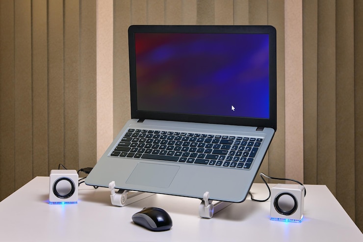 Foto primer plano de la computadora portátil en la mesa