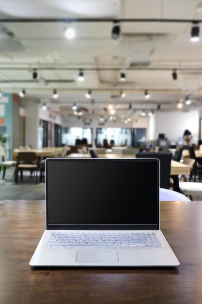 Foto primer plano de la computadora portátil en la mesa