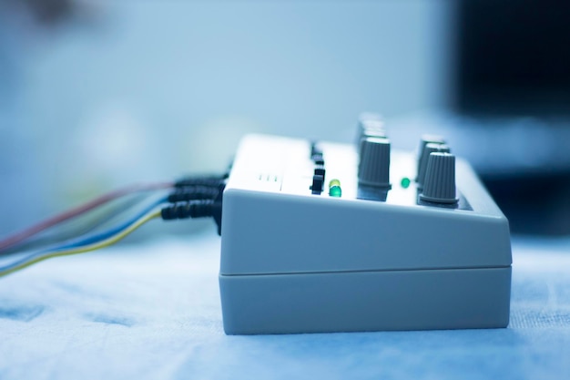 Primer plano de la computadora portátil en la mesa