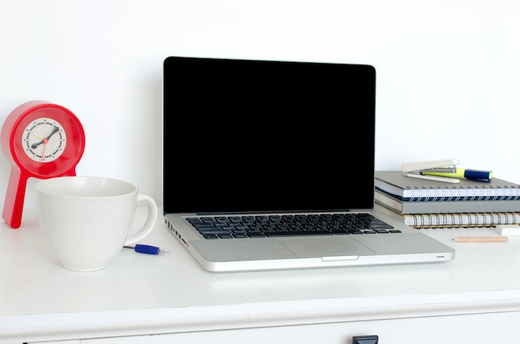 Foto primer plano de la computadora portátil en la mesa