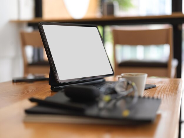 Primer plano de la computadora portátil en la mesa