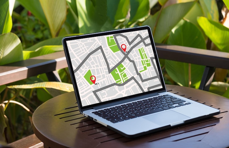 Foto primer plano de una computadora portátil que muestra el mapa en la mesa