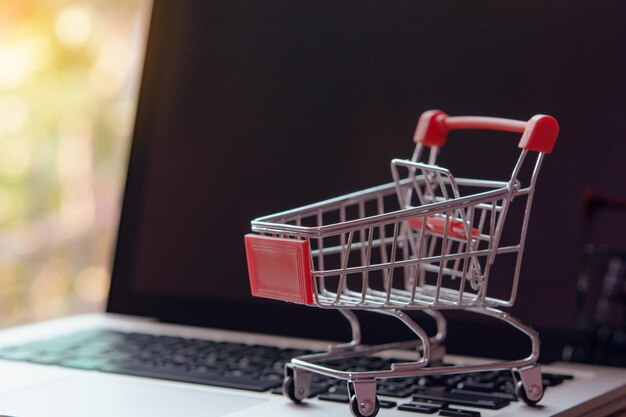 Primer plano de una computadora portátil roja en la tienda