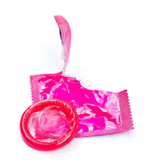 Foto primer plano de un condón sobre un fondo blanco