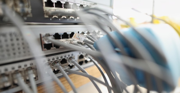 Primer plano de la conexión del cable de conexión del panel de interruptores del servidor