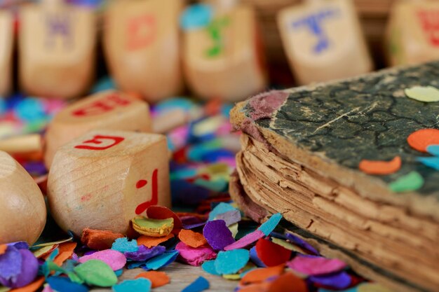 Foto primer plano de confeti colorido y juguetes religiosos de madera en la mesa