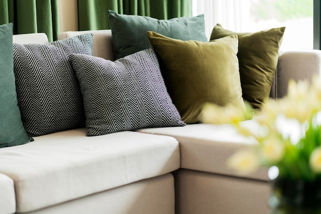 Foto primer plano de conjunto de cojines de almohada de tono tierra beige organizar en el sofá sofá en el diseño de interiores de la sala de estar concepto de ideas de hogar dulce hogar conjunto de almohada de color organizar en el sofá en el concepto de hogar de la sala de estar