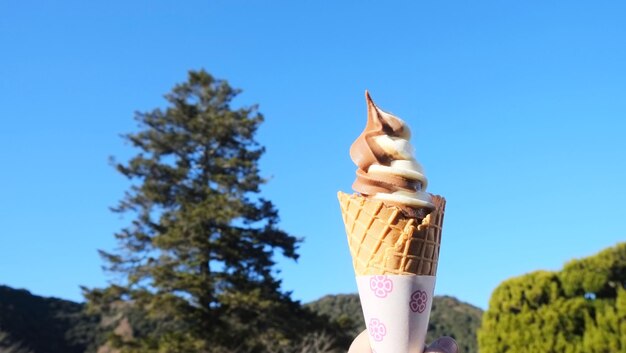 Foto primer plano de un cono de helado contra el cielo