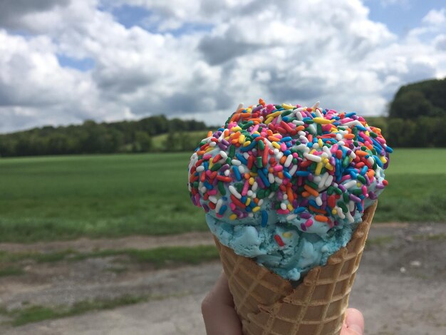 Foto primer plano de un cono de helado contra el cielo