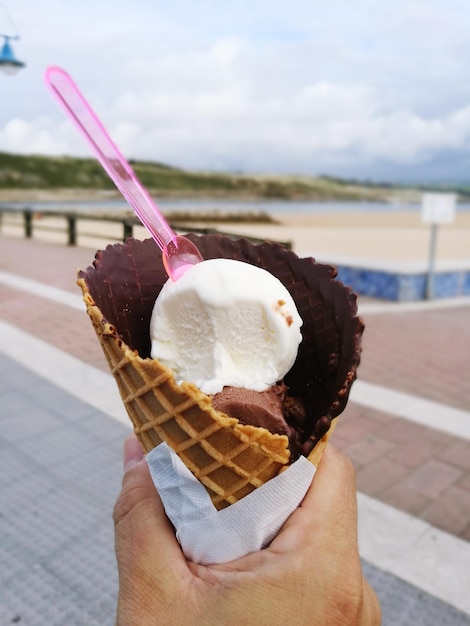 Foto primer plano de un cono de helado en la mano