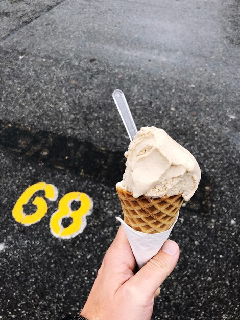 Primer plano de un cono de helado en la mano