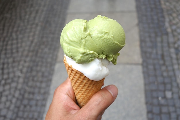 Primer plano de un cono de helado en la mano