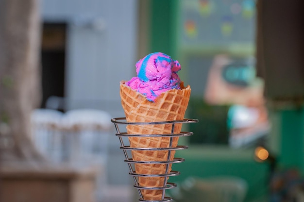 Primer plano de un cono de helado en un recipiente en espiral