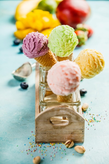 Primer plano de conos de helado en recipientes junto a la comida en la mesa