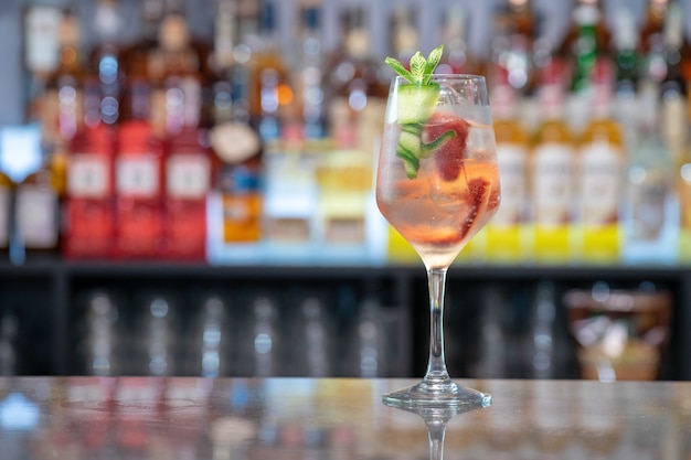 Primer plano de una copa de cóctel refrescante en un bar.