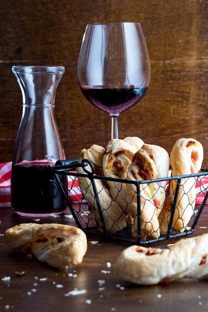 Primer plano de una copa de vino y aperitivos en la mesa