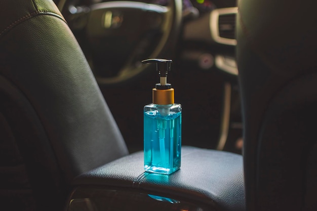 Primer plano de una copa de vino en el coche